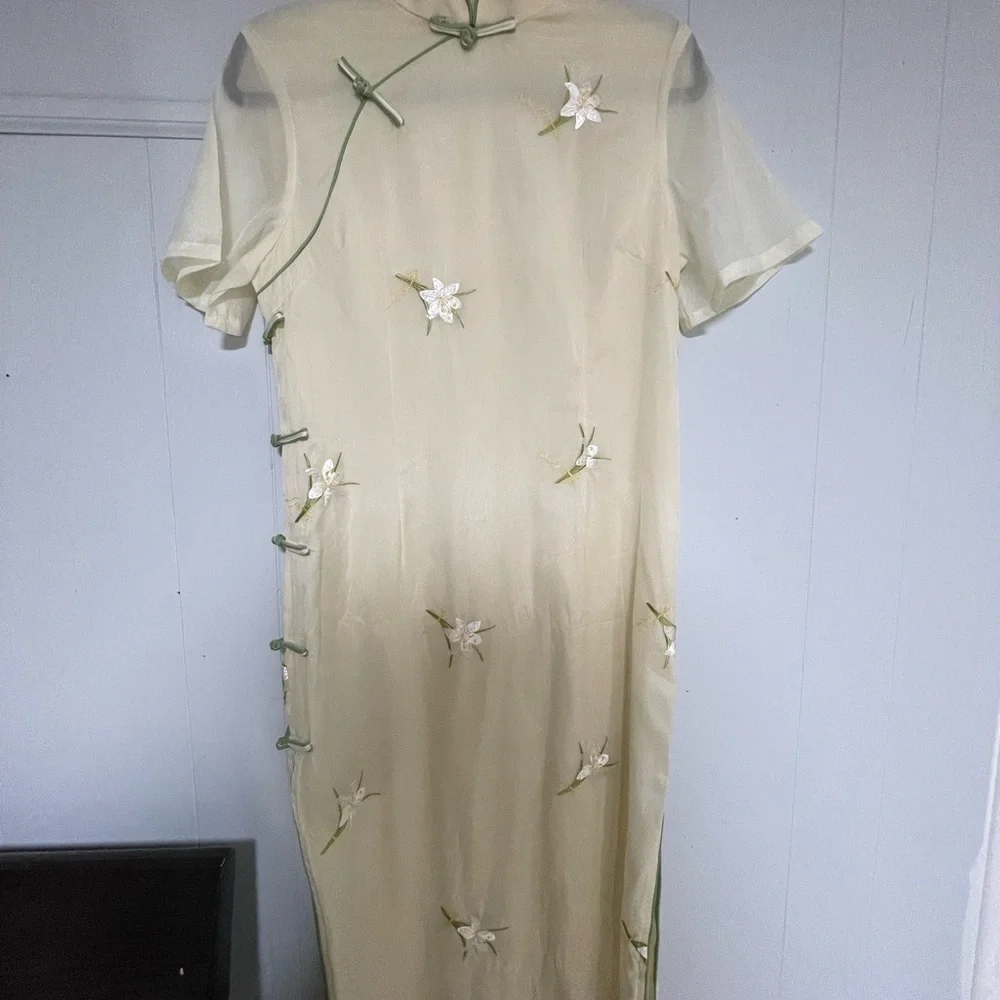 Elegant Cream Floral Cheongsam - Picture 1 of 5
